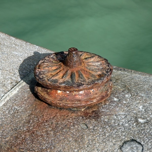 Roue d'ammarage rouillé sur un quai en pierres au bord de la mer - France  - collection de photos clin d'oeil, catégorie clindoeil